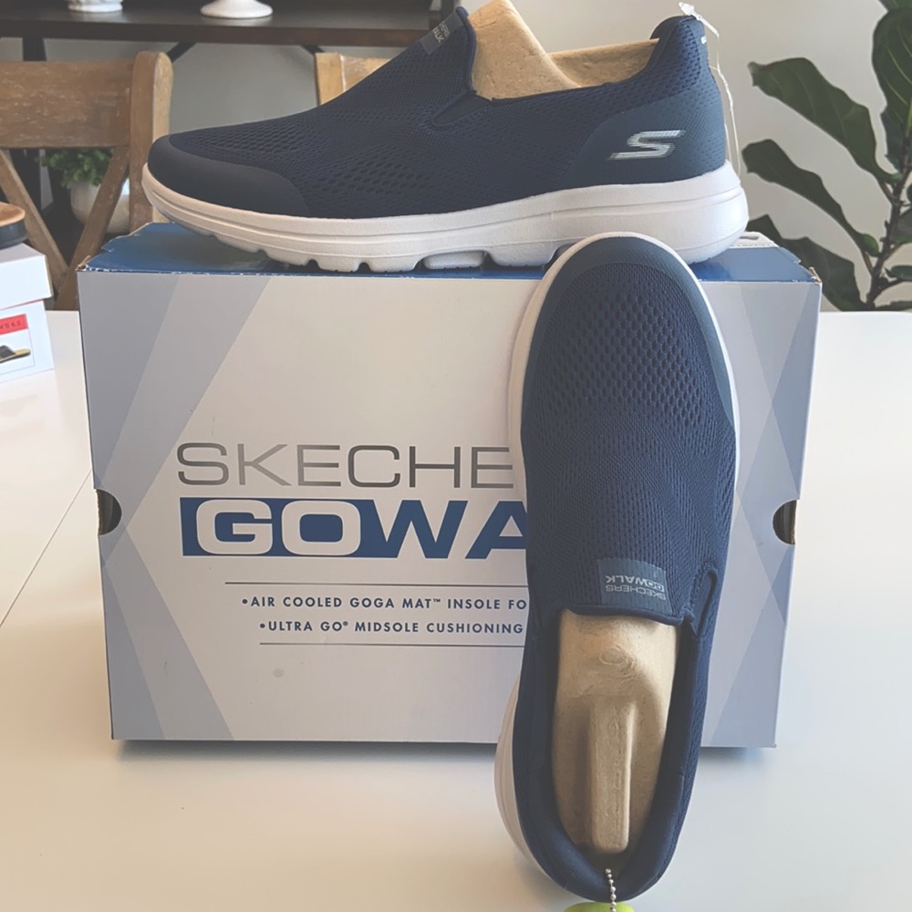 Brand new in box! Men’s navy Skechers Go Walk tennis shoes size 10.